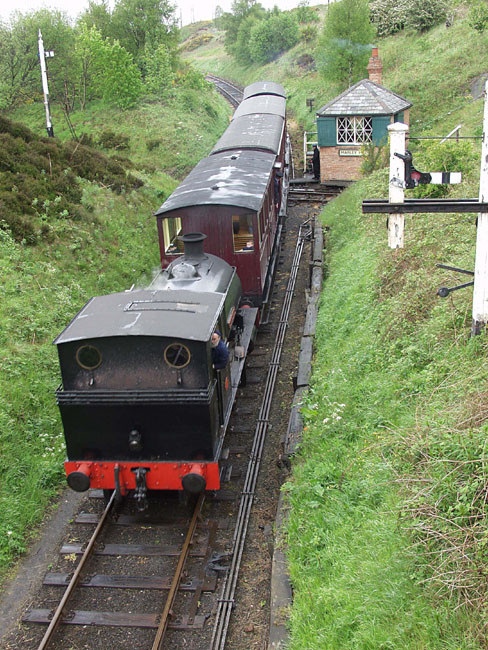 Tanr_Andyhouse_Train_Arrives