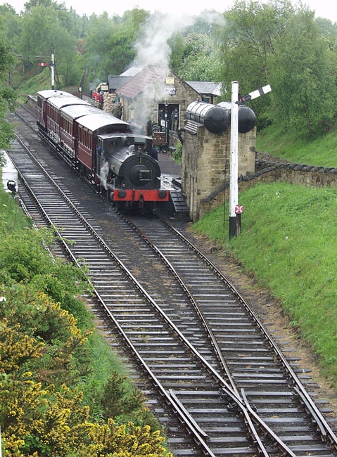 Tanr_Andyhouse_Train_Waits