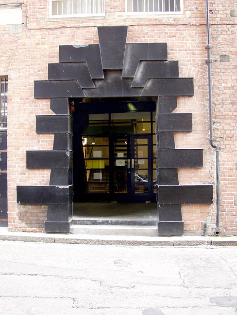 Wloo_Bond_Side_Door