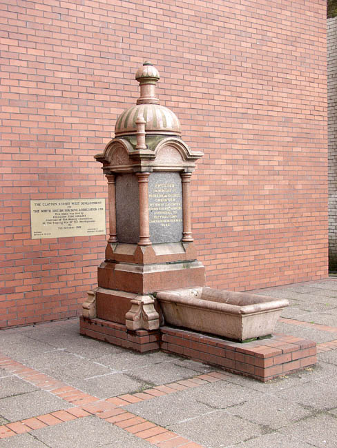 Wloo_Grainger_Fountain_Left